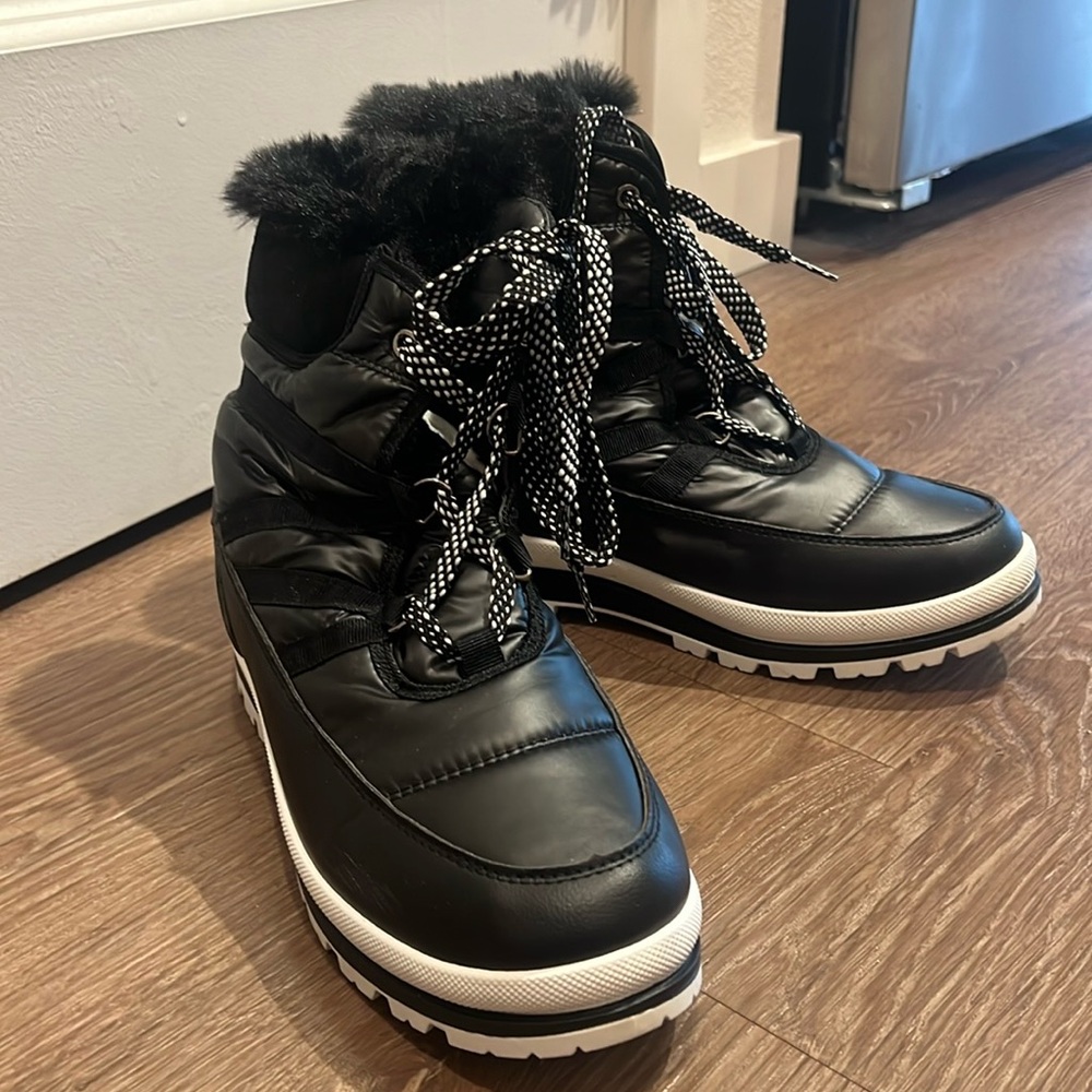 Black and white snow boots size 8